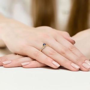 Pierścionek zaręczynowy z Szafirem 0,50ct i Diamentami, białe złoto próby 585. W-0084SZAB